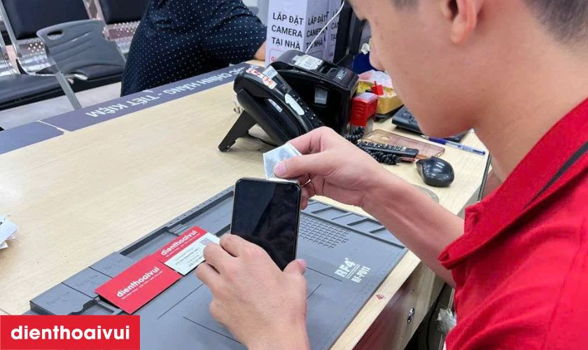 Sau khi ho&agrave;n tất, m&aacute;y được kiểm tra lại c&aacute;c chức năng li&ecirc;n quan