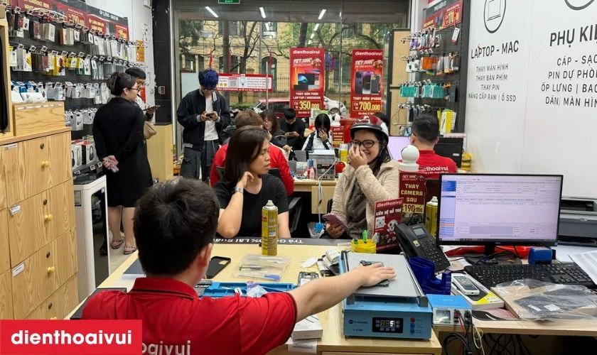 Quy tr&igrave;nh thay c&aacute;p nguồn Samsung Galaxy S10 lấy liền tại Điện Thoại Vui