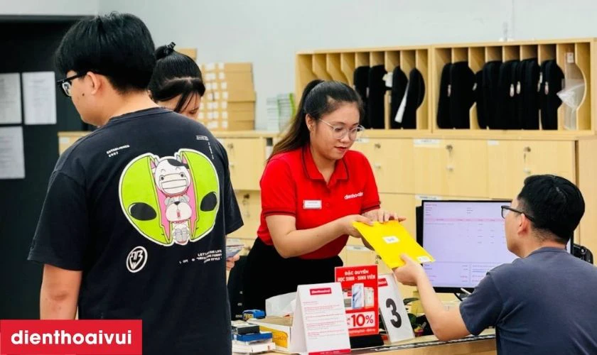 Giao máy cho khách và hướng dẫn chi tiết chính sách bảo hành
