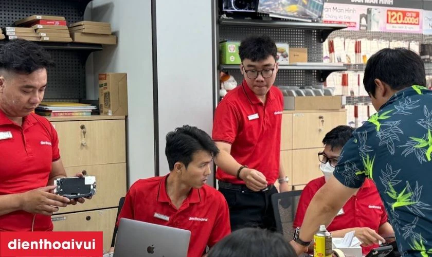 Giao lại máy cho khách hàng, kèm hóa đơn và thông tin bảo hành rõ ràng