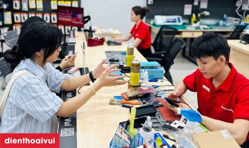 Kỹ thuật viên kiểm tra tình trạng hư hỏng của cáp nguồn/volume