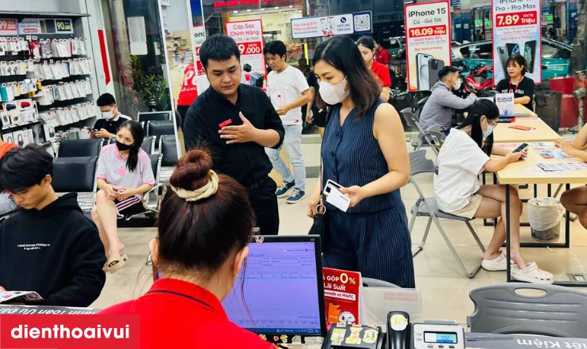 Khách hàng được hướng dẫn kiểm tra lại máy trước khi thanh toán