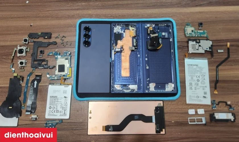 Có nên thay cáp nối main Samsung Galaxy Z Fold 3 chính hãng Safety không?