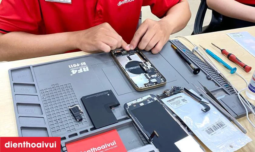 Tiến hành thay cáp nối main Samsung Galaxy Z FOLD 4