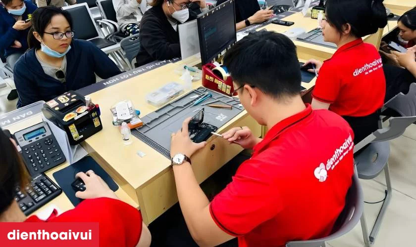 Quy trình thay cáp sạc không dây NFC iPhone 12 tại Điện Thoại Vui