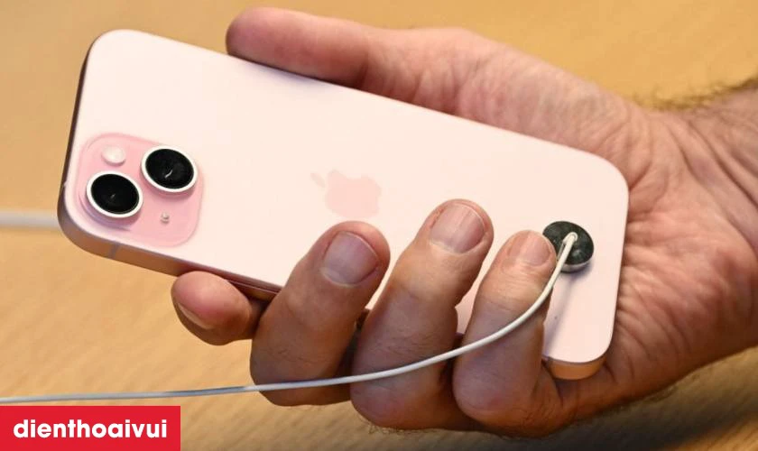 Thay cáp sạc không dây NFC iPhone 15