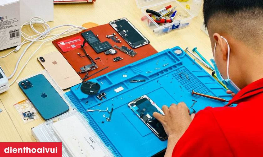 Nhân viên mời khách kiểm tra lại máy, hướng dẫn cách sử dụng đúng cách