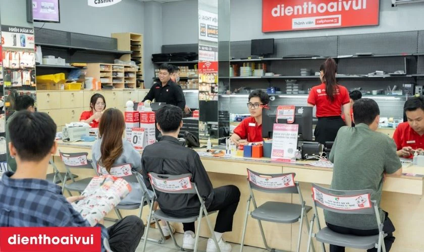 Nhân viên bàn giao lại máy đã được thay linh kiện mới
