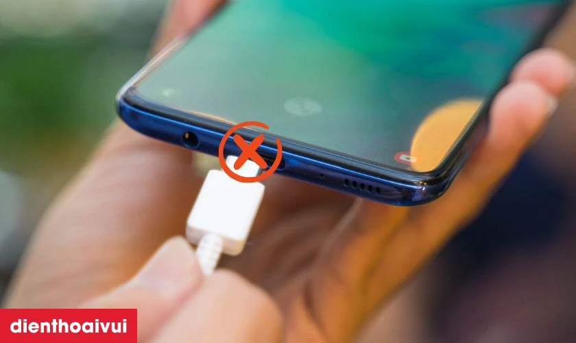 Dấu hiệu cần thay chân sạc điện thoại