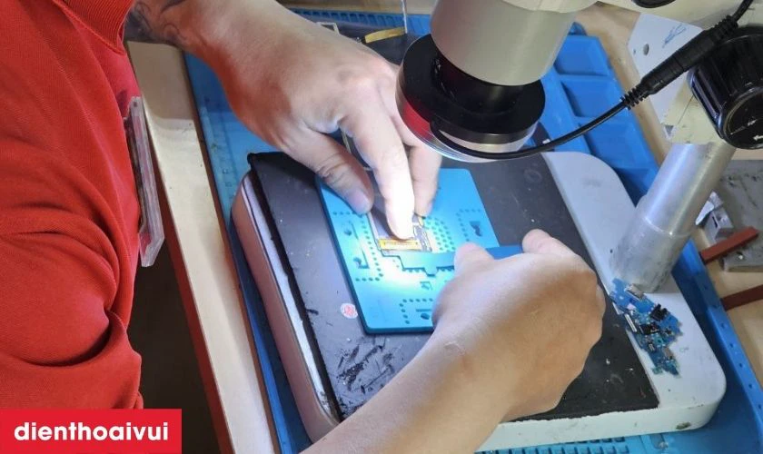 Quy trình thay cáp volume iPhone 16 chính hãng GENA tại Điện Thoại Vui