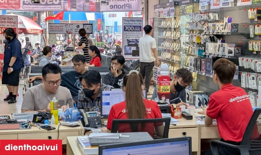 Nhân viên gửi lại máy để khách hàng kiểm tra