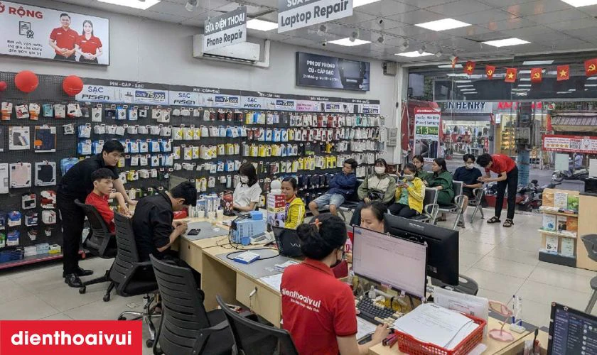 Kh&aacute;ch h&agrave;ng nhận lại Apple Watch để kiểm tra lại thiết bị sau sửa chữa