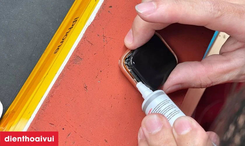 Sau khi ho&agrave;n tất thay c&aacute;p xoay, kỹ thuật vi&ecirc;n kiểm tra lại to&agrave;n bộ chức năng