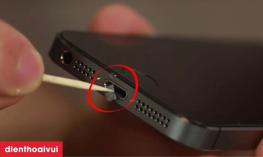 Nguyên nhân chân sạc iPhone 11 Pro bị hư hỏng