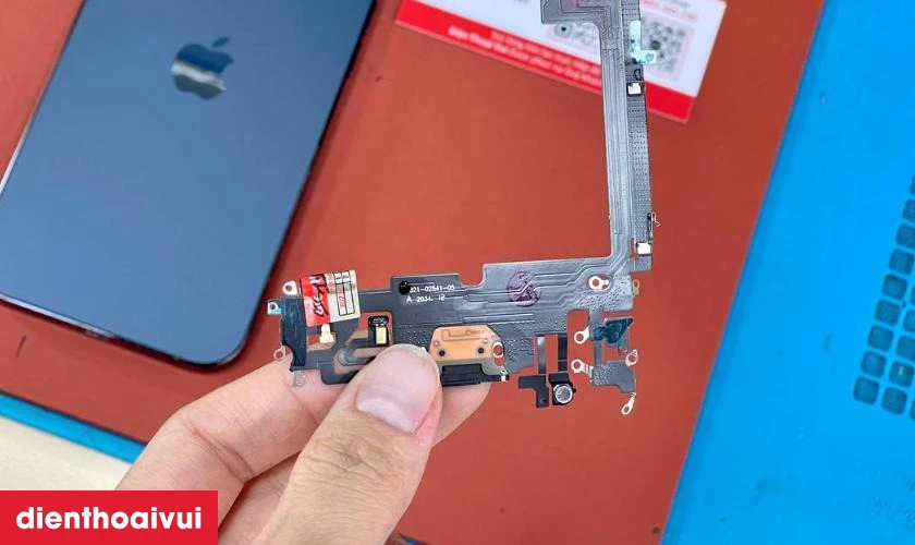 Thay chân sạc iPhone 12 Pro Max chính hãng GENA là gì