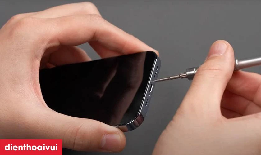 Có nên thay chân sạc iPhone 13 Pro chính hãng GENA không