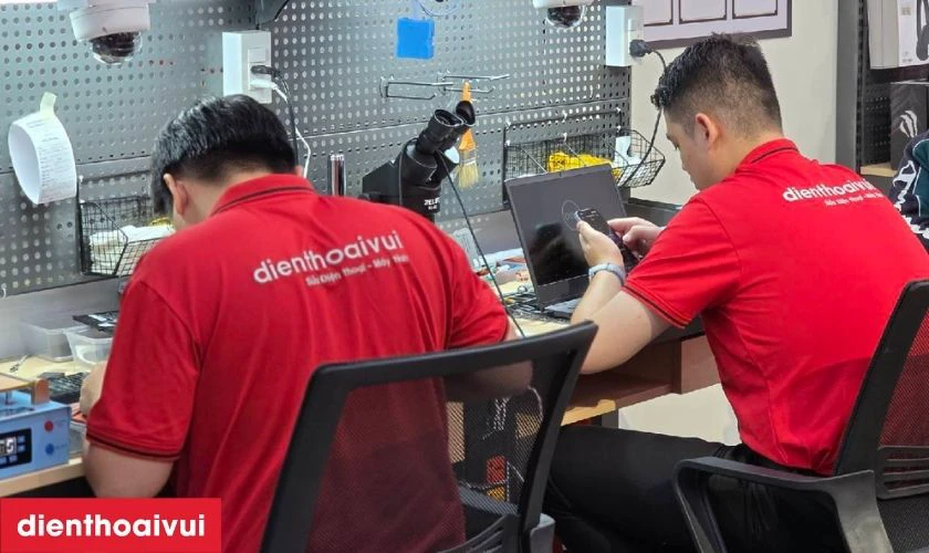 Quy tr&igrave;nh thay ch&acirc;n sạc iPhone 7 minh bạch tại Điện Thoại Vui