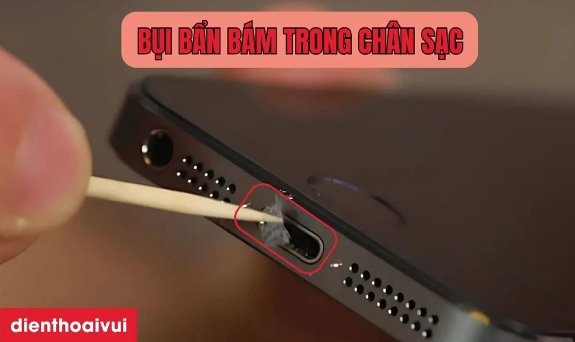 Mảnh vụn, bụi bẩn là một trong những nguyên nhân gây hỏng chân sạc