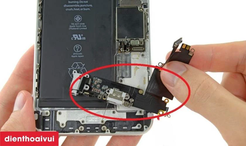 Nguyên nhân chân sạc điện thoại iPhone XS bị hư hỏng