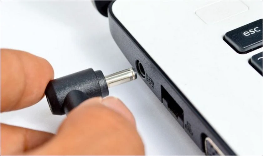 Những biểu hiện phải thay chân sạc laptop Dell