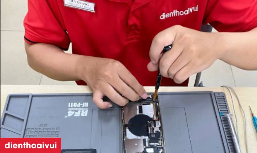 Kh&aacute;ch h&agrave;ng được theo d&otilde;i trực tiếp qu&aacute; tr&igrave;nh thay thế