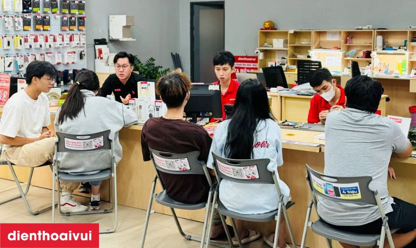 Sau khi thay xong, kỹ thuật vi&ecirc;n kiểm tra lại khả năng sạc, truyền dữ liệu