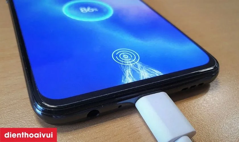 Hướng dẫn c&aacute;ch sạc điện thoại Oppo A5 an to&agrave;n