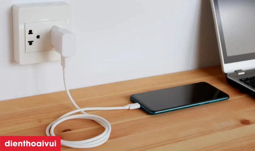 Hướng dẫn c&aacute;ch sạc điện thoại an to&agrave;n hiệu quả
