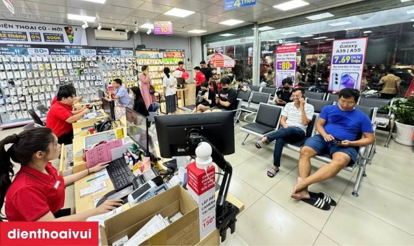 Kh&aacute;ch h&agrave;ng c&oacute; thể trực tiếp theo d&otilde;i qu&aacute; tr&igrave;nh thay