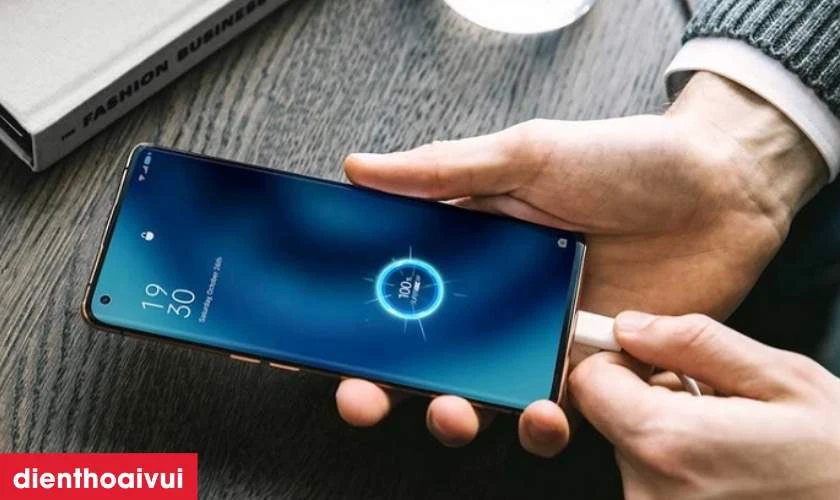 Hướng dẫn c&aacute;ch sạc điện thoại an to&agrave;n, hiệu quả