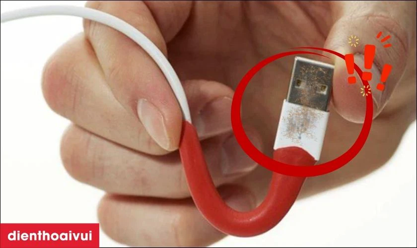 Nguy&ecirc;n nh&acirc;n ch&acirc;n sạc kh&ocirc;ng v&agrave;o pin