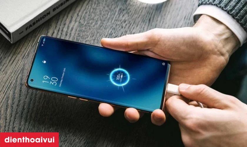 Hướng dẫn c&aacute;ch sạc điện thoại Oppo A6 Pro an to&agrave;n