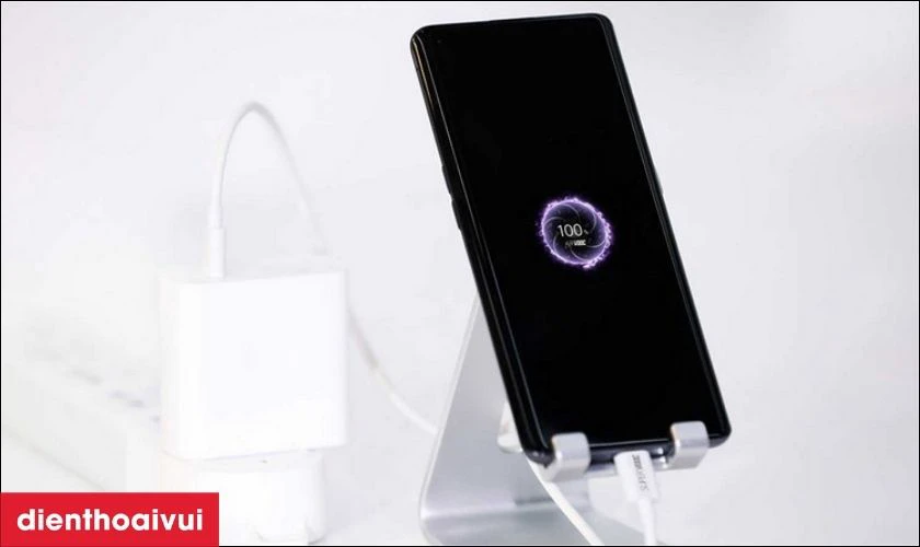 Hướng dẫn c&aacute;ch sạc điện thoại an to&agrave;n