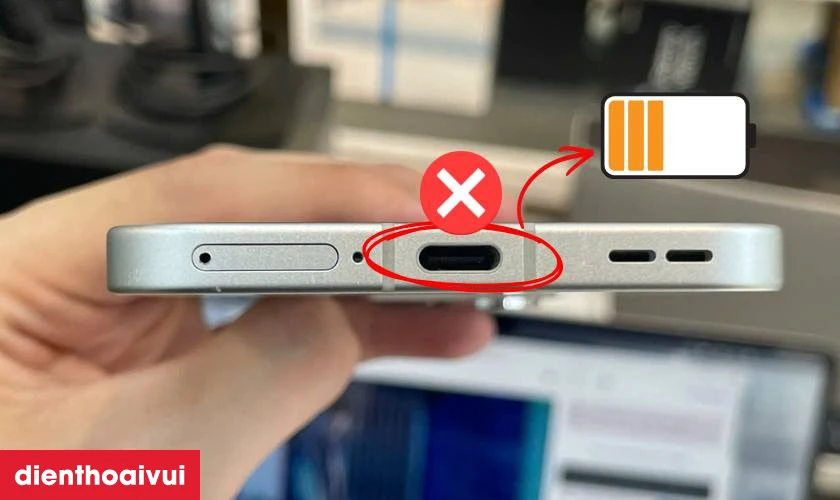 Trường hợp n&agrave;o cần thay ch&acirc;n sạc OPPO Reno 13