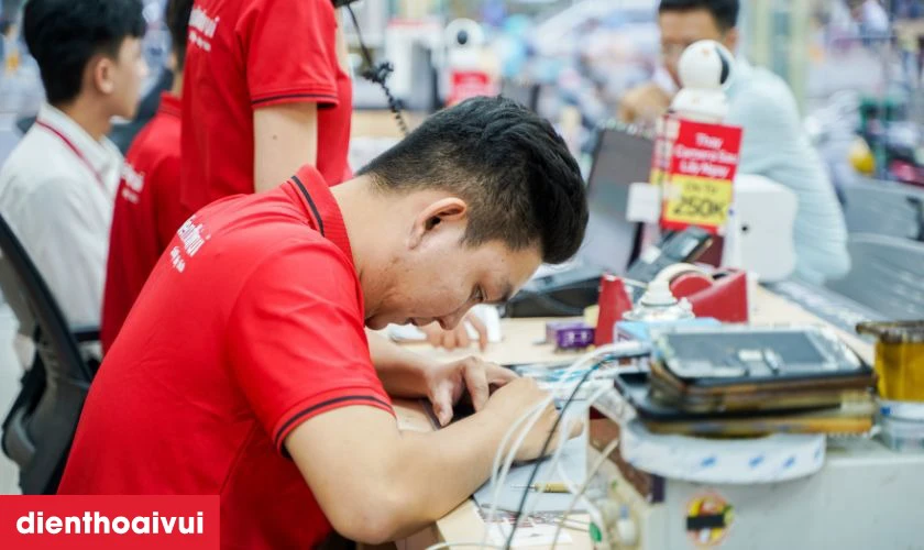 Quy tr&igrave;nh thay ch&acirc;n sạc OPPO Reno 14 lấy liền tại Điện Thoại Vui