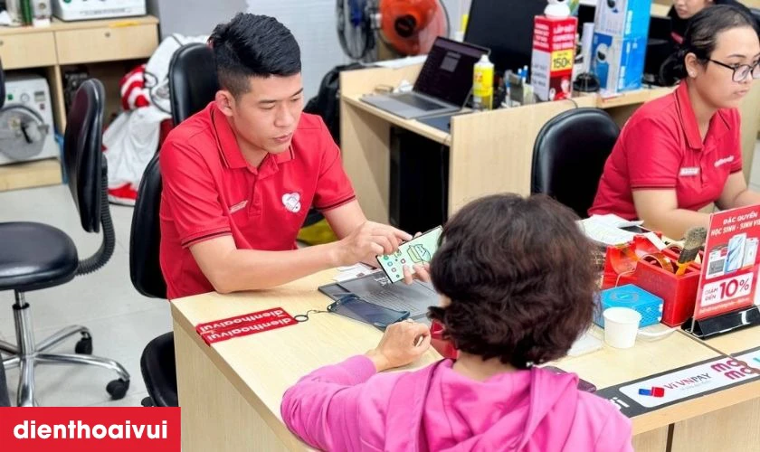 Quy trình thay chân sạc chuyên nghiệp, minh bạch tại Điện Thoại Vui được khách hàng đánh giá tốt