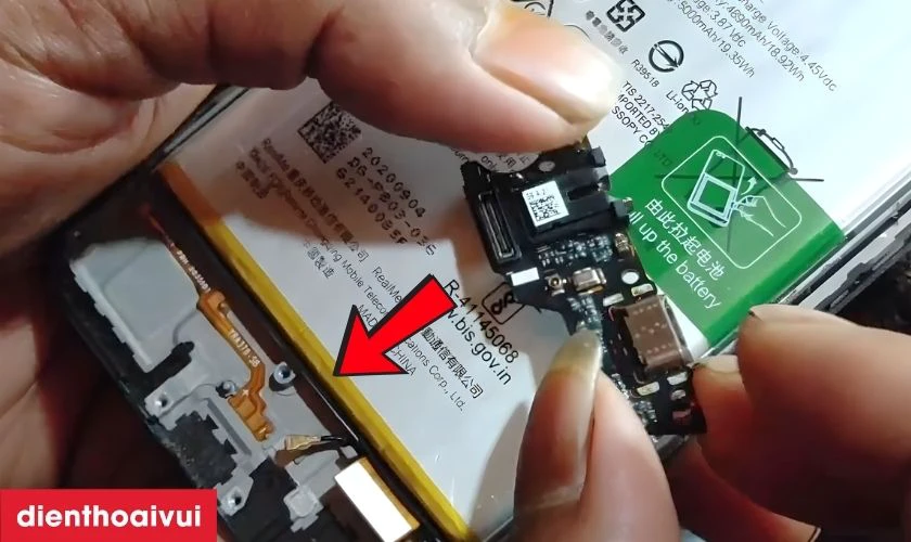 Thay ch&acirc;n sạc Realme 7i l&agrave; qu&aacute; tr&igrave;nh gỡ bỏ ch&acirc;n sạc cũ đ&atilde; bị hư hỏng