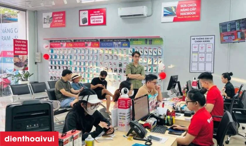 Nh&acirc;n vi&ecirc;n gửi m&aacute;y lại cho kh&aacute;ch h&agrave;ng kiểm tra m&aacute;y sau khi thay