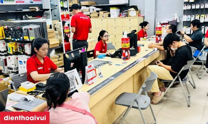 Quy tr&igrave;nh thay ch&acirc;n sạc Realme 9 Pro 5G lấy liền, minh bạch, uy t&iacute;n tại Điện Thoại Vui