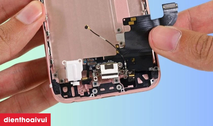 Nguyên nhân chân sạc điện thoại iPhone 7 Plus bị hư hỏng