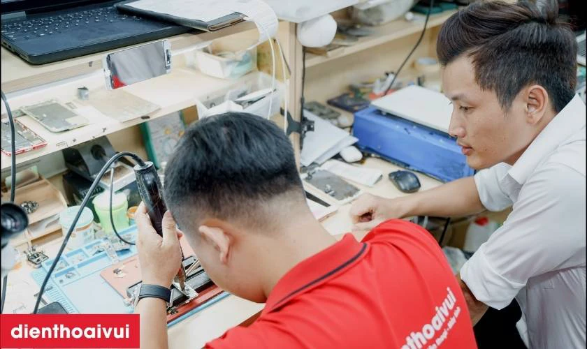 Quy tr&igrave;nh thay ch&acirc;n sạc Samsung Galaxy A04E lấy liền tại Điện Thoại Vui