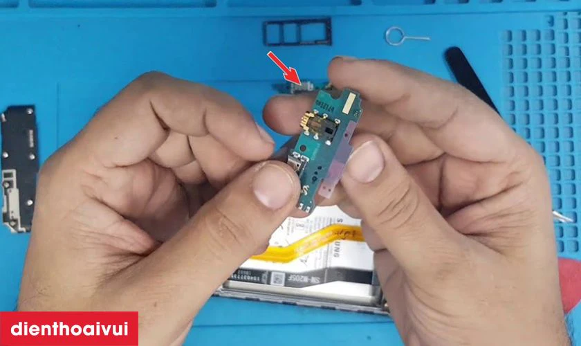 Quy trình thay chân sạc Samsung Galaxy A11 lấy liền tại Điện Thoại Vui