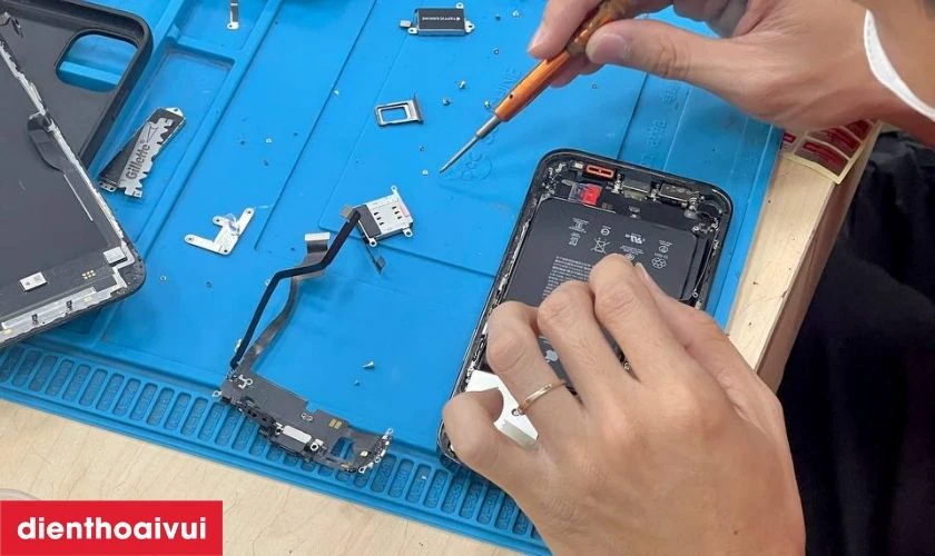 Máy được vệ sinh sạch sẽ khu vực cổng sạc và thân máy
