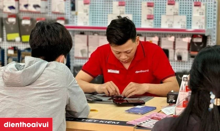 Quy tr&igrave;nh thay ch&acirc;n sạc Samsung Galaxy A17 minh bạch tại Điện Thoại Vui