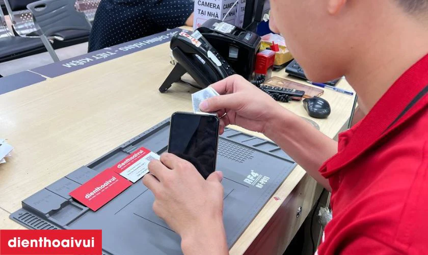 Quy tr&igrave;nh thay ch&acirc;n sạc Samsung Galaxy A20 uy t&iacute;n tại Điện Thoại Vui