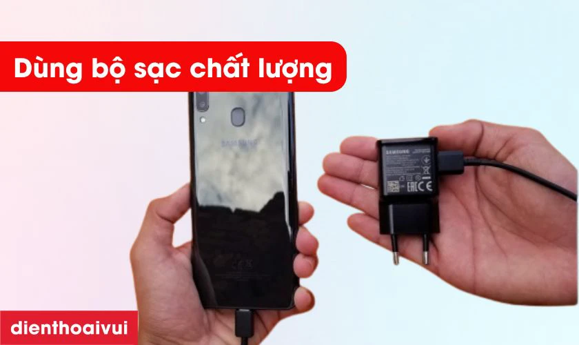 Sử dụng sạc ch&iacute;nh h&atilde;ng