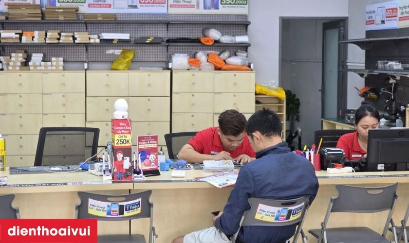 Kỹ thuật viên kiểm tra cổng sạc, xác định lỗi cụ thể và đề xuất giải pháp