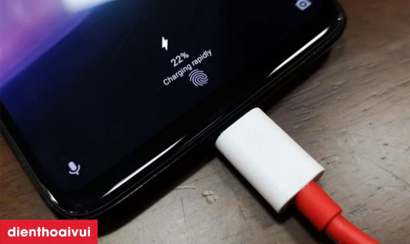 Hướng dẫn c&aacute;ch sạc điện thoại an to&agrave;n