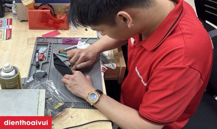 Kỹ thuật viên tiến hành tháo máy, thay thế chân sạc mới