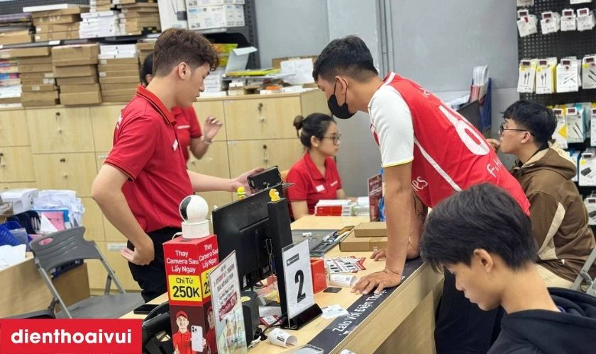 Kỹ thuật viên kiểm tra cổng sạc, xác định lỗi và đề xuất thay chân sạc mới